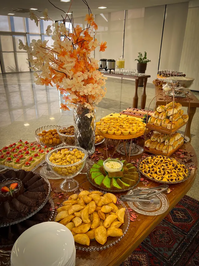 Mesa de coffee break montada pela Leve Refeições Coletivas em evento corporativo