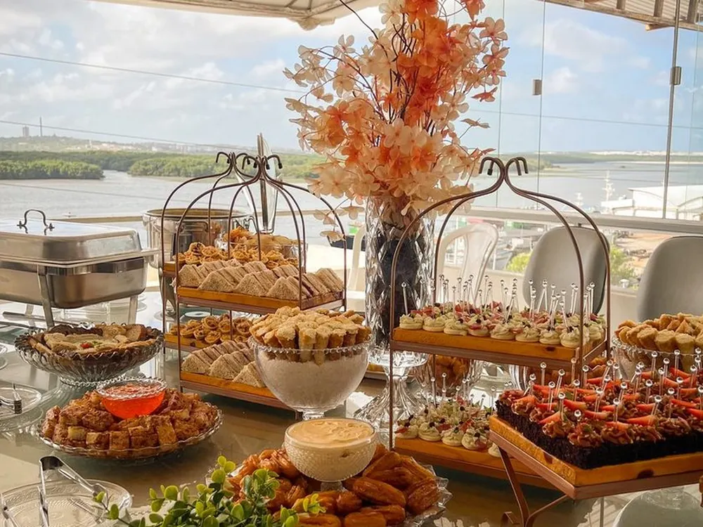 Linha de buffet com salgados e doces montada pela Leve Refeições Coletivas