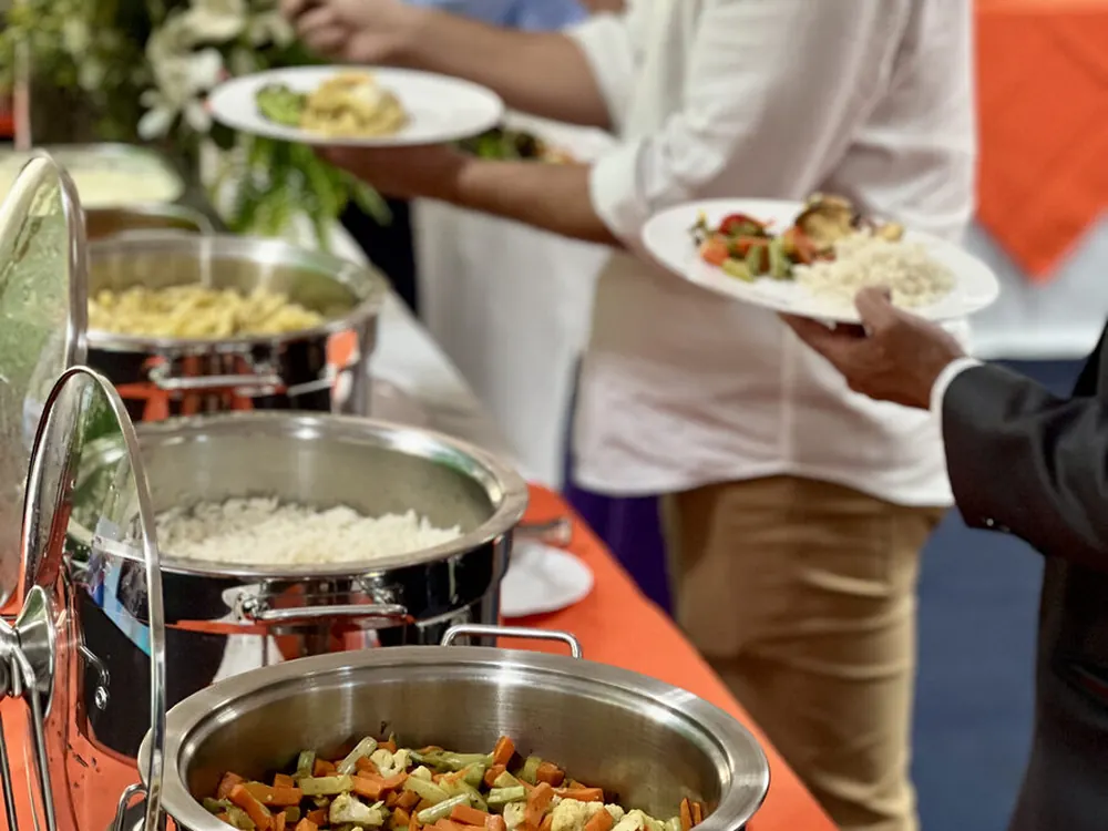 Prato executivo servido no buffet da Leve Refeições Coletivas