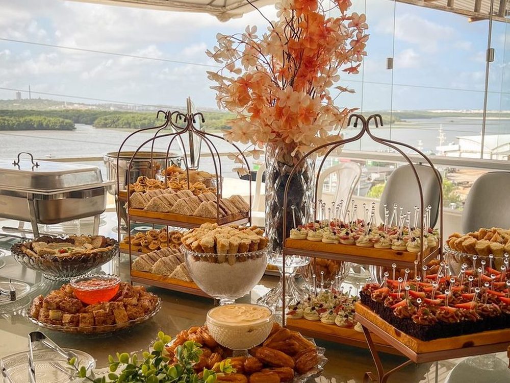 Mesa de buffet completa preparada pela Leve