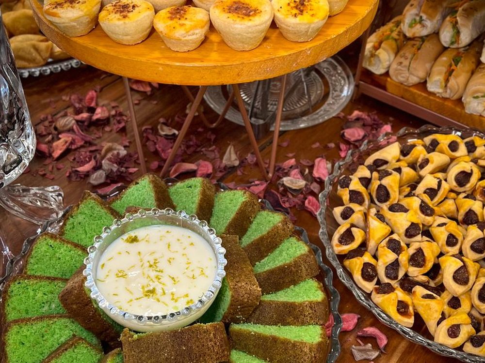 Mesa de coffee break montada pela Leve