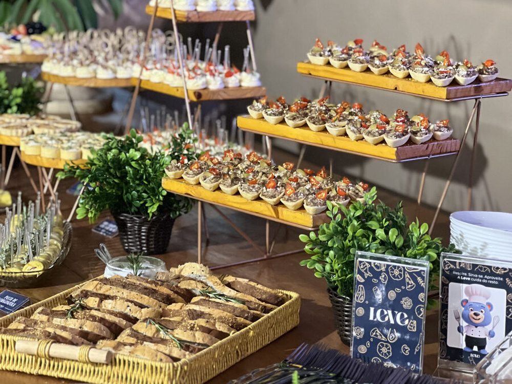 Serviço de alimentação em evento atendido pela Leve
